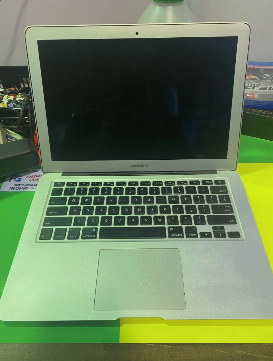 2013 Macbook Air - Does not power On - Mint Condition - For parts