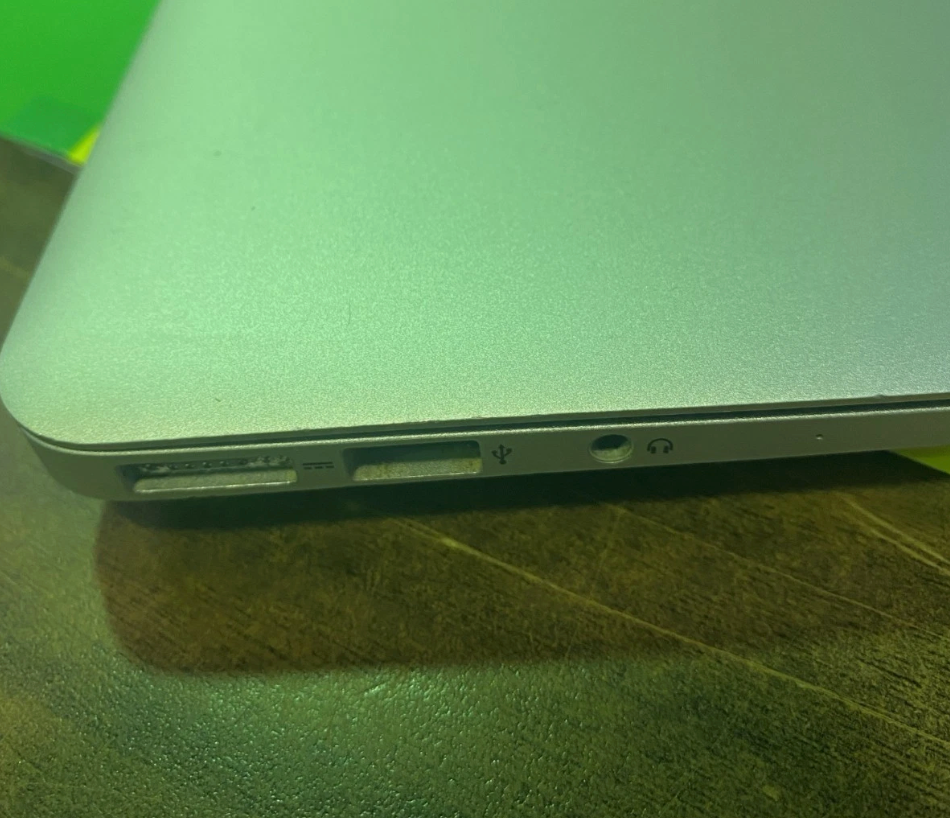 2013 Macbook Air - Does not power On - Mint Condition - For parts